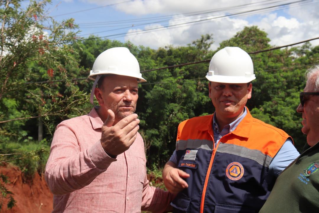Foto 4 de 9 — Tarcísio troca elogios com Edinho e autoriza início de obras em Araraquara